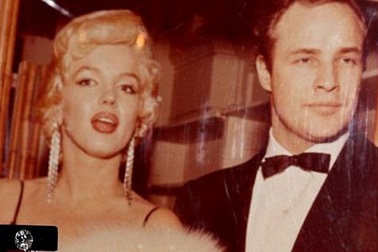 Khuyên tai giả của Marilyn Monroe có giá... 4 tỉ đồng