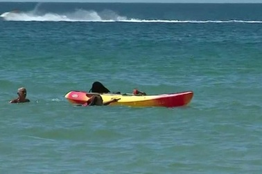 Tổng thống Bồ Đào Nha bơi ra biển cứu 2 người gặp nạn