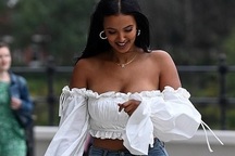 MC người Anh nổi bật trên phố với áo gợi cảm