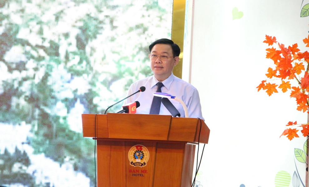 Chủ tịch Quốc hội thăm, tặng quà lao động bị ảnh hưởng bởi dịch Covid-19 - 1 Chủ tịch Quốc hội thăm, tặng quà lao động bị ảnh hưởng bởi dịch Covid-19 - 1