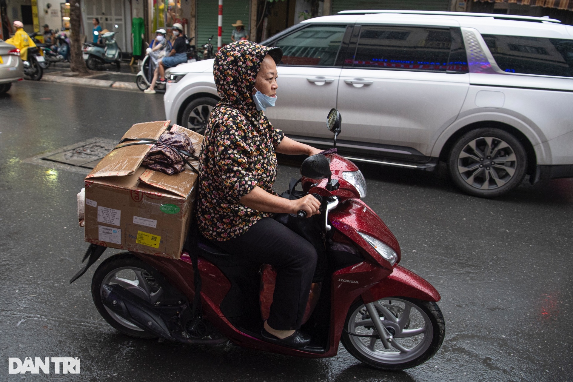 Đứng hàng giờ dưới mưa chờ mua bánh trung thu ở Hà Nội - 9