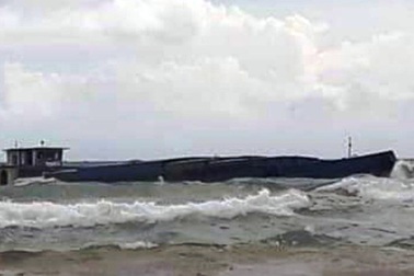 Sà lan chở đá bị sóng đánh chìm trên biển Phú Quốc