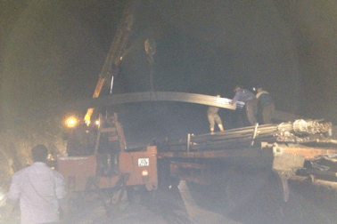 Lật xe chở thép, 1 người chết, giao thông “tê liệt”