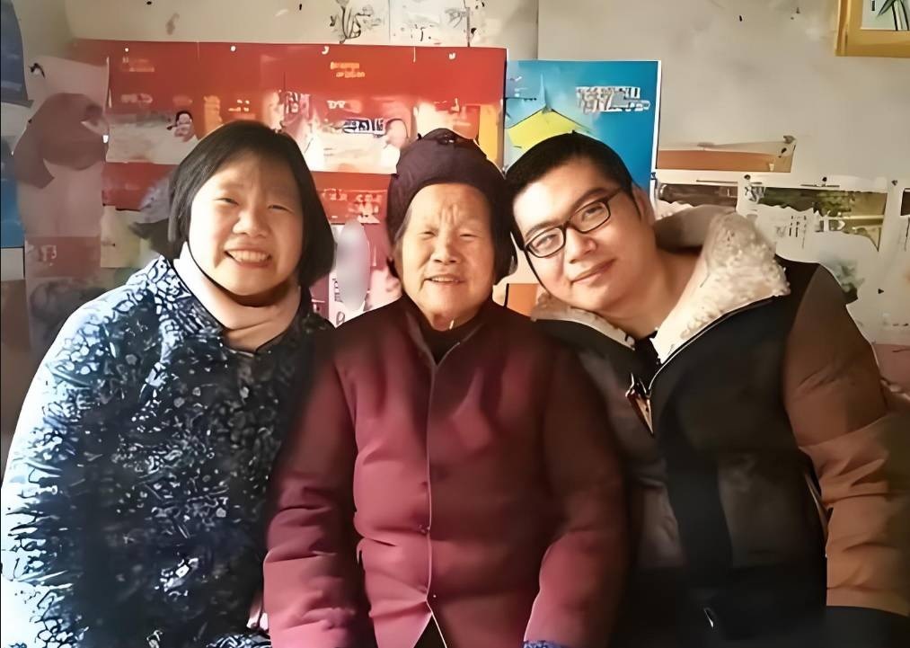 Con đứng bét lớp đỗ đại học, mẹ mù chữ trở thành nhà văn - 1 Con đứng bét lớp đỗ đại học, mẹ mù chữ trở thành nhà văn - 1
