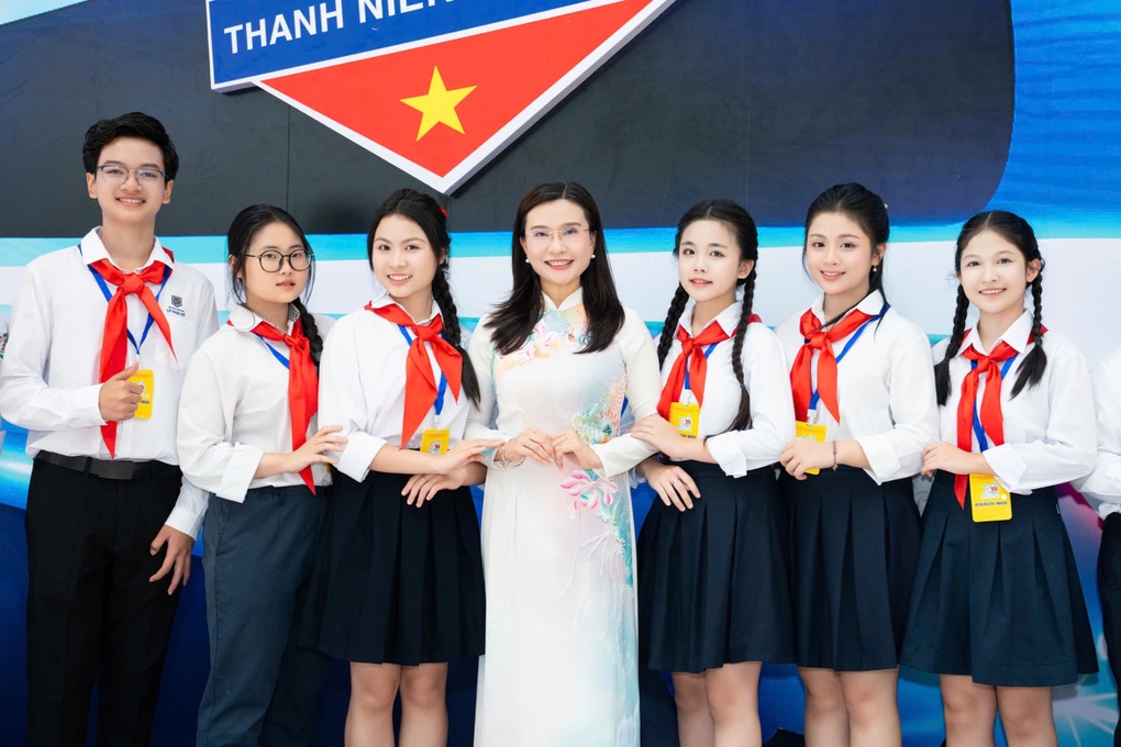Nam sinh gây sốt tại Đại hội Đoàn: Em ước mơ trở thành nghệ sĩ tri thức - 3 Nam sinh gây sốt tại Đại hội Đoàn: Em ước mơ trở thành nghệ sĩ tri thức - 3