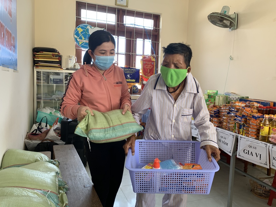Ấm áp nghĩa tình cửa hàng thu phí bằng… nụ cười - 4 Ấm áp nghĩa tình cửa hàng thu phí bằng… nụ cười - 4