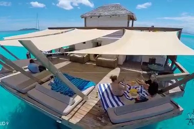 Quán bar nổi giữa lòng đại dương có vị trí đắc địa nhất thế giới