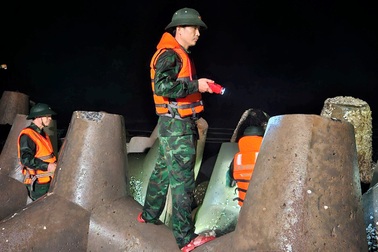 Bộ đội biên phòng dầm mưa xuyên đêm canh bão