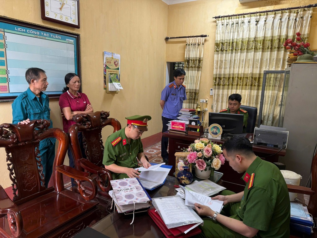 Chủ tịch xã bị bắt khẩn cấp vì làm ngơ khai thác đất rừng trái phép - 2 Chủ tịch xã bị bắt khẩn cấp vì làm ngơ khai thác đất rừng trái phép - 2