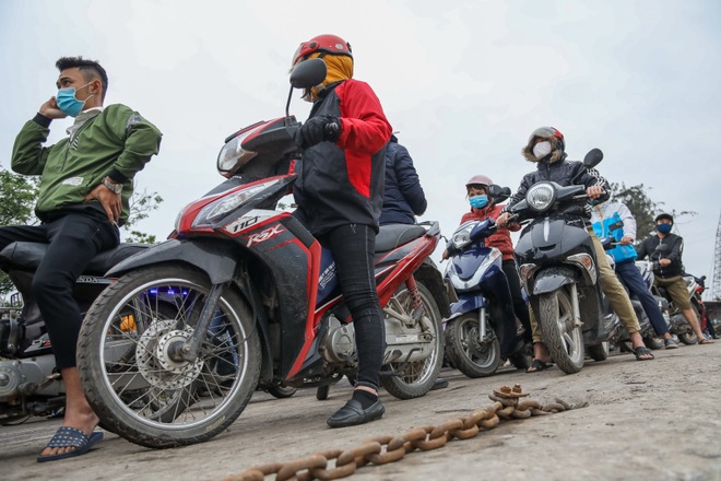 Hải Dương: Hàng ngàn người ùn ùn đợi phà giữa thời dịch Covid-19 - 9 Hải Dương: Hàng ngàn người ùn ùn đợi phà giữa thời dịch Covid-19 - 9