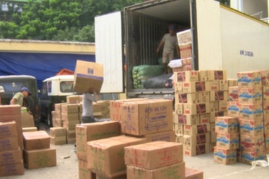 Phát hiện gần 1 tấn mứt kẹo, hạt dẻ ẩm mốc đang trên đường vào Nam