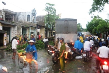 Mưa lớn, nhiều cây cối gãy đổ, ùn tắc kéo dài   