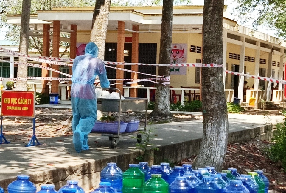 Áo chiến sĩ đẫm mồ hôi cho những suất cơm nghĩa tình trong khu cách ly - 12 Áo chiến sĩ đẫm mồ hôi cho những suất cơm nghĩa tình trong khu cách ly - 12