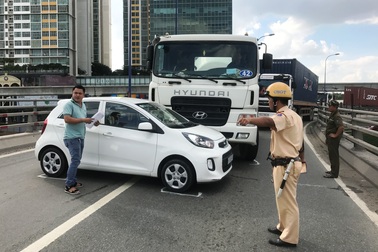 Tài xế kêu cứu vì bị xe bồn tông quay vòng trên cầu vượt