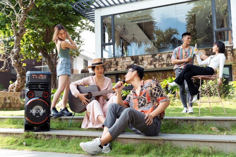 Gắn kết các thành viên trong gia đình khi ở nhà cùng loa XBoom - 4 Gắn kết các thành viên trong gia đình khi ở nhà cùng loa XBoom - 4