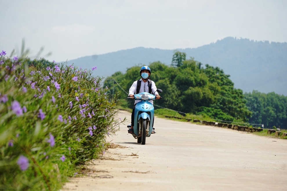 Nam thủ khoa nhịn ăn sáng dành tiền mua tivi, máy tính hỏng về sửa - 6 Nam thủ khoa nhịn ăn sáng dành tiền mua tivi, máy tính hỏng về sửa - 6