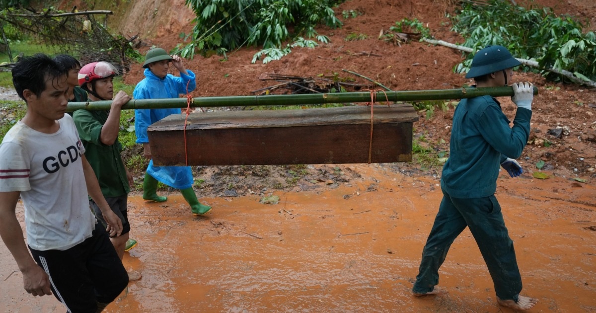 Tiếng khóc xé lòng từ hiện trường vụ lũ quét kinh hoàng ở Lào Cai - 9