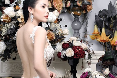 Diễn viên Quỳnh Hoa khoe lưng trần gợi cảm