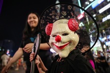 Người dân TPHCM xuống phố đón Halloween sớm