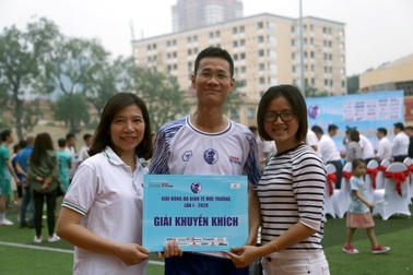 Đội bóng đá báo Dân trí giành giải Khuyến khích cúp Kinh tế Môi trường 2020