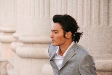 Mê mẩn ngắm góc nghiêng của "nam thần" Jang Dong Gun