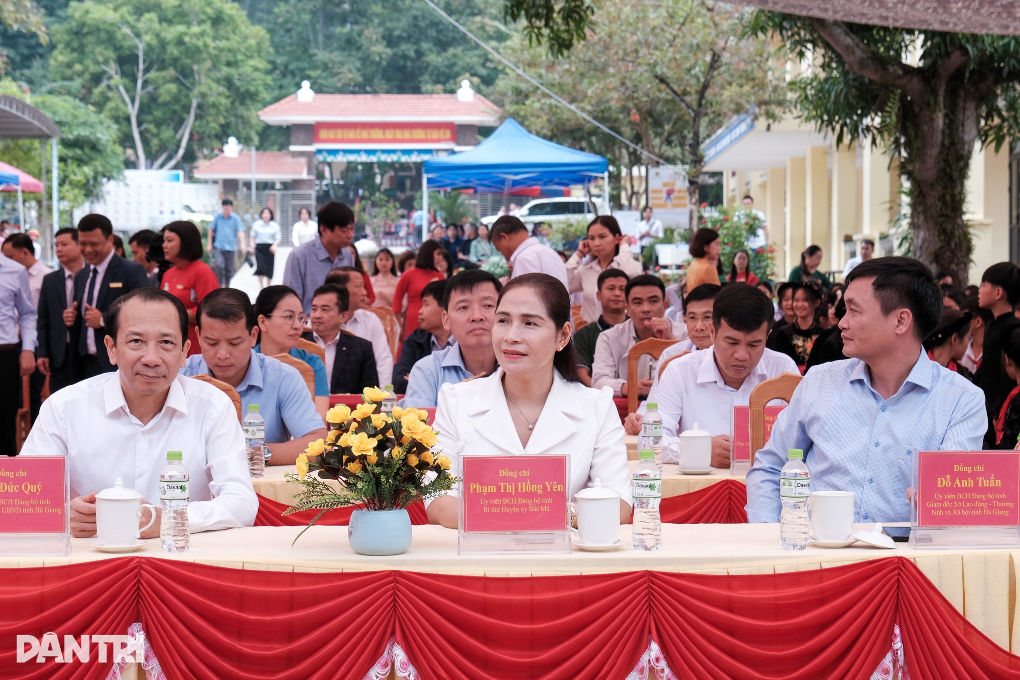 View - "Anh hùng từ thiện" xây nhà nội trú giúp học sinh thoát cảnh ngủ gầm sàn | Báo Dân trí