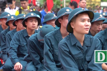 Bí thư Hà Nội trao lửa truyền thống tiễn tân binh lên đường nhập ngũ