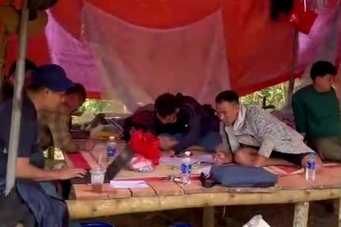 Công an đột kích rừng giáp ranh 2 tỉnh, vây bắt "vàng tặc"