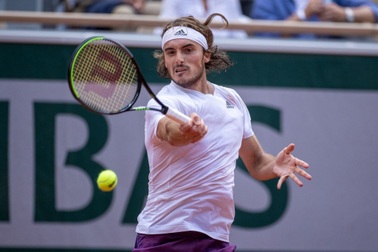 Medvedev đối đầu với Tsitsipas tại tứ kết Roland Garros