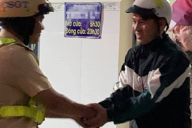 Về quê ăn Tết, đôi nam nữ bị cướp đã được CSGT “hộ tống” về nhà trọ