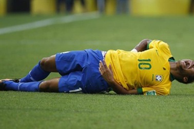 Neymar lại giở chiêu trò ăn vạ