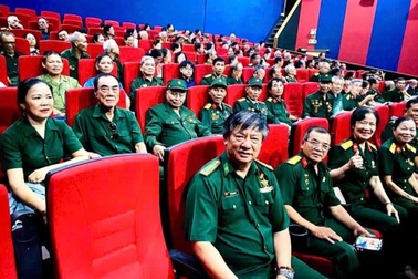 Nữ doanh nhân mua 726 vé "Mưa đỏ” tặng cựu chiến binh