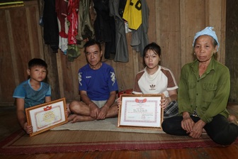 Bà lão đau yếu là chỗ dựa duy nhất của chồng tâm thần và 2 cháu nội mồ côi