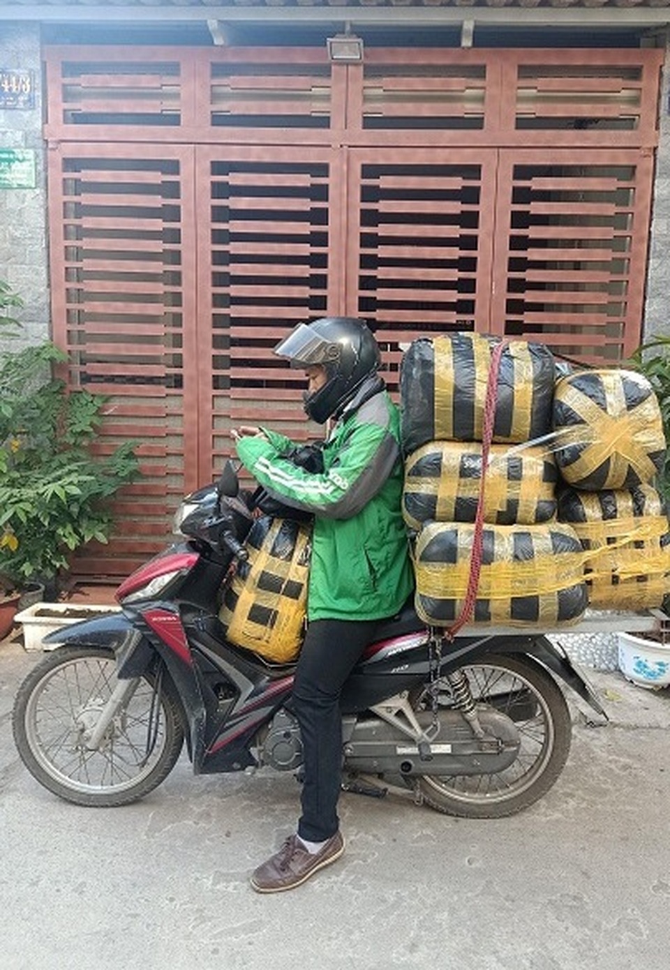 Nghề dắt xe ra đường là có tiền, thu nhập khủng mùa dịch Covid-19 - 3 Nghề dắt xe ra đường là có tiền, thu nhập khủng mùa dịch Covid-19 - 3
