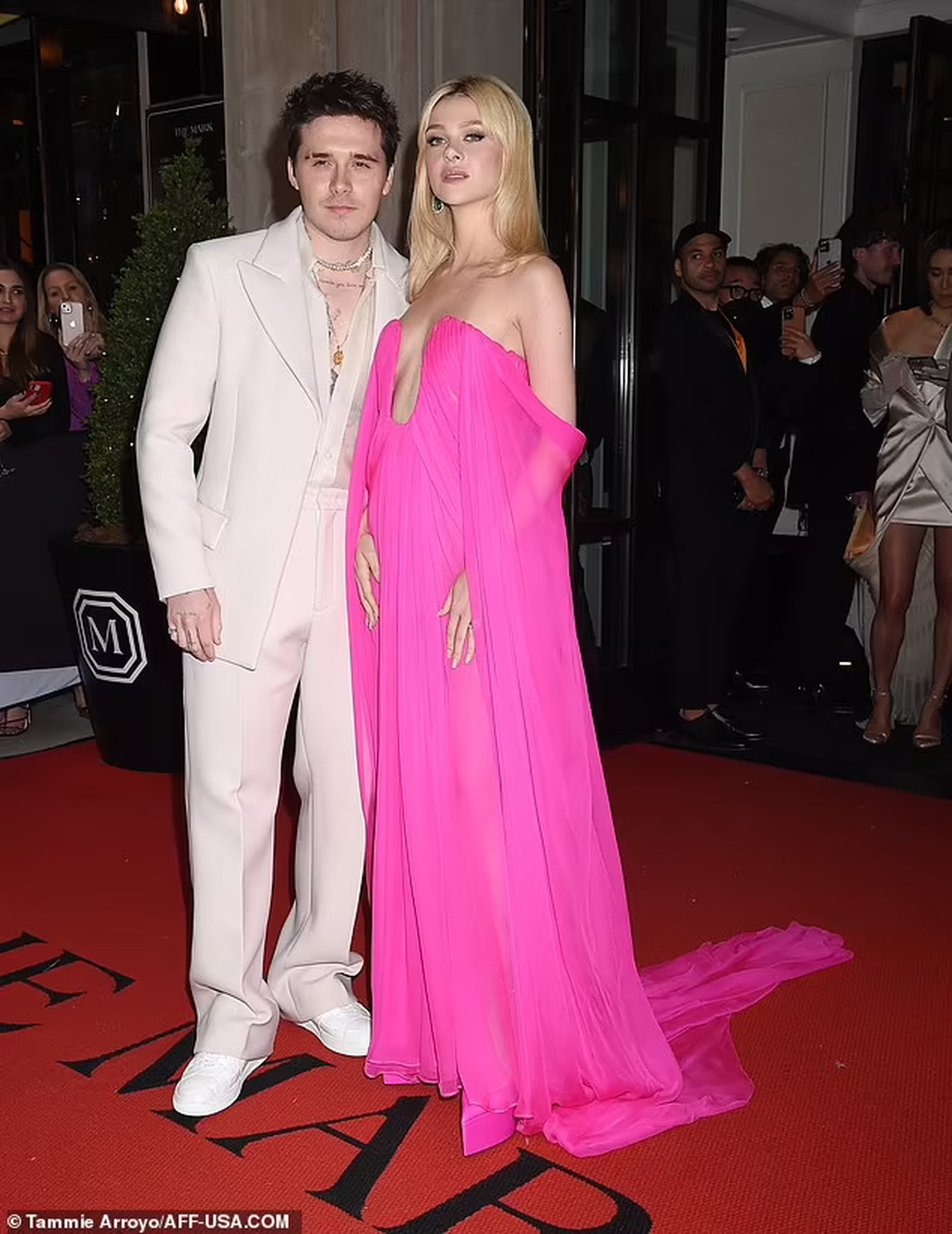 Brooklyn Beckham tình tứ hôn con gái tỷ phú trên thảm đỏ Met Gala - 2 Brooklyn Beckham tình tứ hôn con gái tỷ phú trên thảm đỏ Met Gala - 2