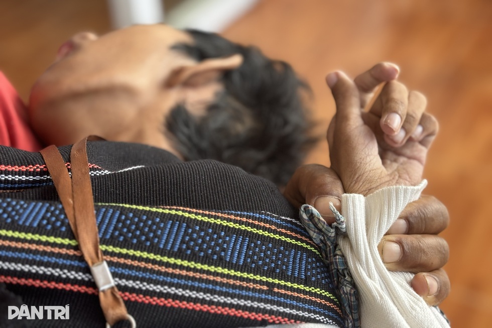 Chuyện đau lòng của những phụ nữ ẵm theo trẻ tay chân co quắp, mắt vô hồn - 3