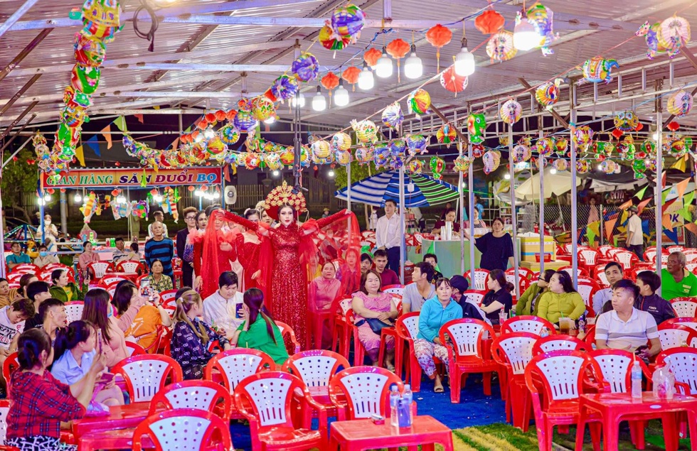 Lời cầu xin đừng gọi mẹ là pê đê của con gái nữ hoàng lô tô - 1 Lời cầu xin đừng gọi mẹ là pê đê của con gái nữ hoàng lô tô - 1