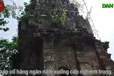 Tháp cổ hàng ngàn năm xuống cấp nghiêm trọng.