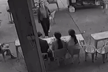 Cho rằng con trai bị trêu chọc, người phụ nữ lao vào đánh học sinh lớp 11