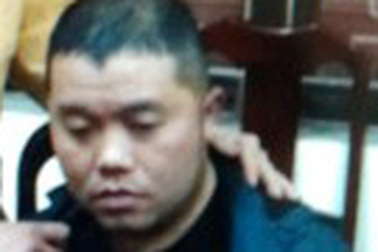 Súng côn xoay cùng 4 viên đạn “yểm” trong xế hộp