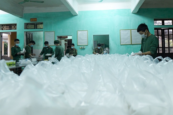 Chiến sĩ vội vã chuẩn bị hàng trăm suất cơm trong khu cách ly tại Lạng Sơn - 20 Chiến sĩ vội vã chuẩn bị hàng trăm suất cơm trong khu cách ly tại Lạng Sơn - 20