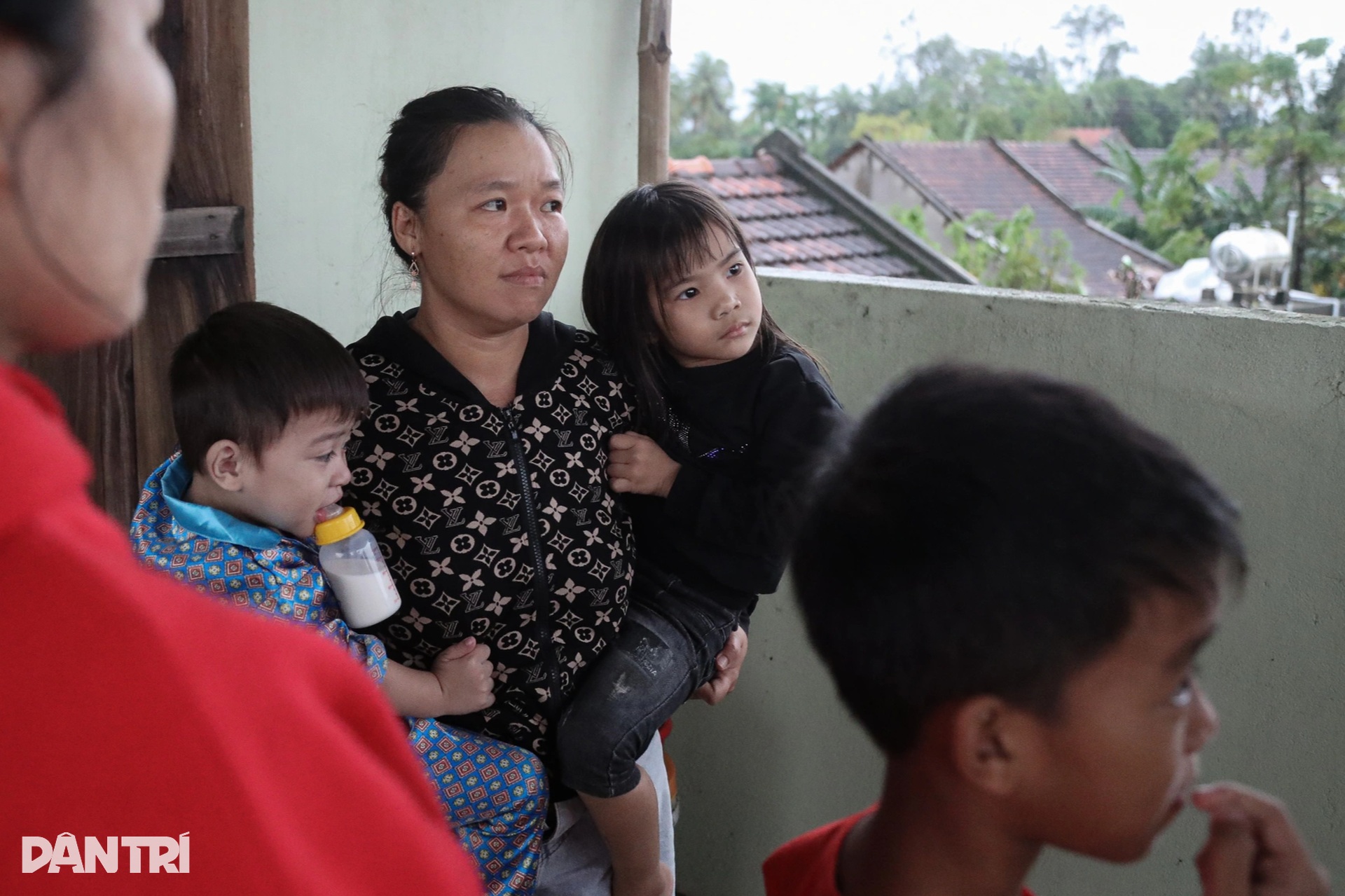 Những đám tang lạnh lẽo giữa vùng lũ chưa kịp rút ở Phú Yên - 11