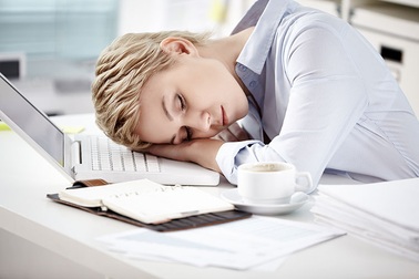 Mệt mỏi, ngủ nhiều hay phù chân có thể là dấu hiệu của bệnh gan lâu năm