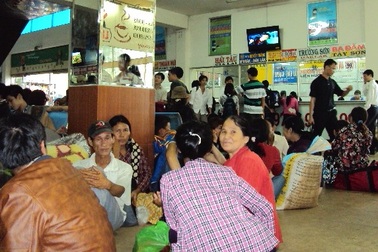 Người dân lũ lượt rời thành phố