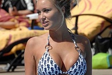 Vợ Steven Gerrard kêu gọi tiết kiệm