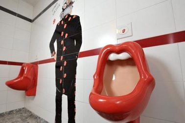 Muôn kiểu nhà WC dị nhất hành tinh