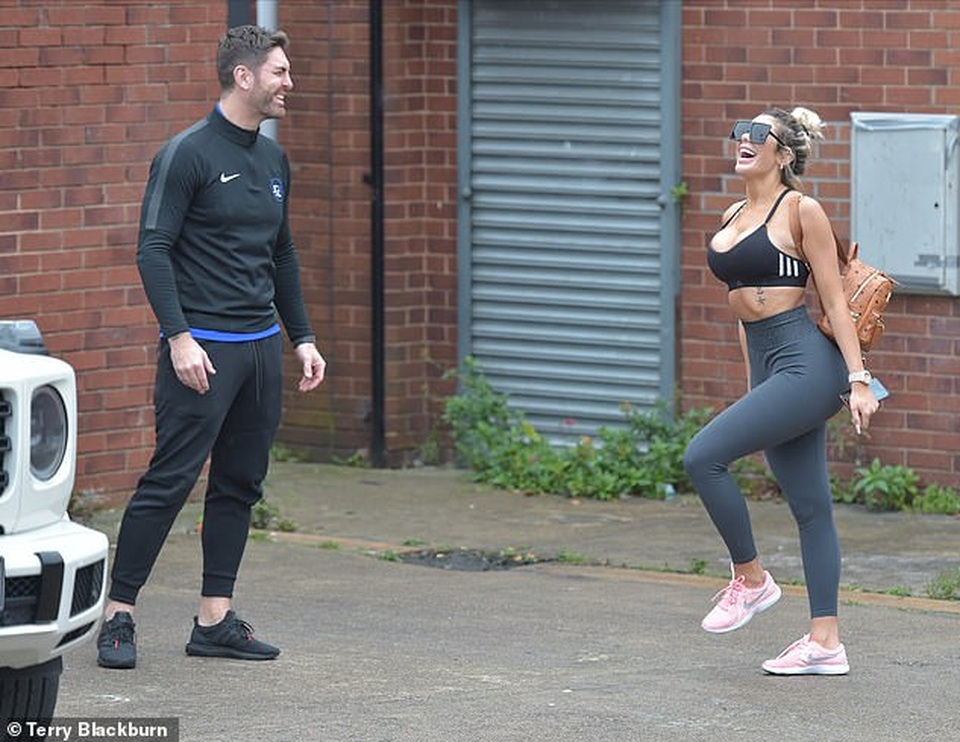 Chloe Ferry gợi cảm tái xuất sau khi thu nhỏ vòng một - 6 Chloe Ferry gợi cảm tái xuất sau khi thu nhỏ vòng một - 6