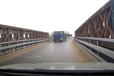 Tài xế quên chốt, cửa thùng hàng suýt "vả" vỡ kính lái của xe ngược chiều