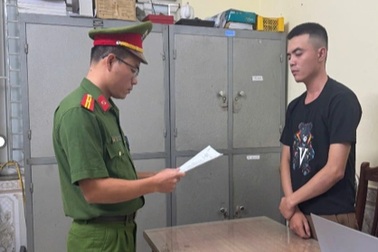 Khởi tố người đàn ông đạp đổ xe sau va chạm giao thông