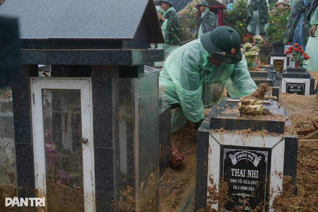 Đội mưa lật đá tìm từng ngôi mộ bị vùi lấp tại Đà Nẵng - 5 Đội mưa lật đá tìm từng ngôi mộ bị vùi lấp tại Đà Nẵng - 5